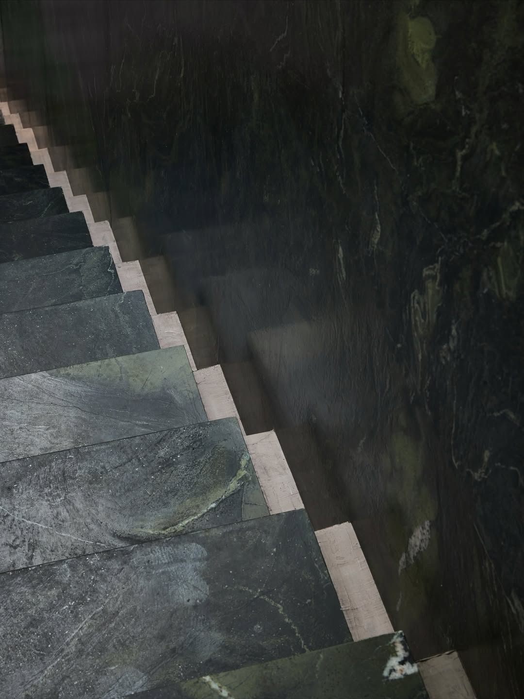 A forca da natureza em cada detalhe.Granito verde textura viva e presenca marcante que transfor3