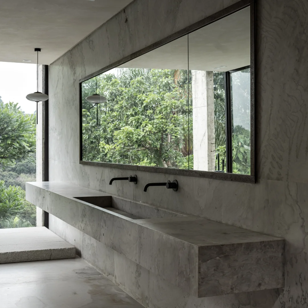 Elegância esculpida pela natureza.A pedra natural transforma esta Suíte Master em um espaço de