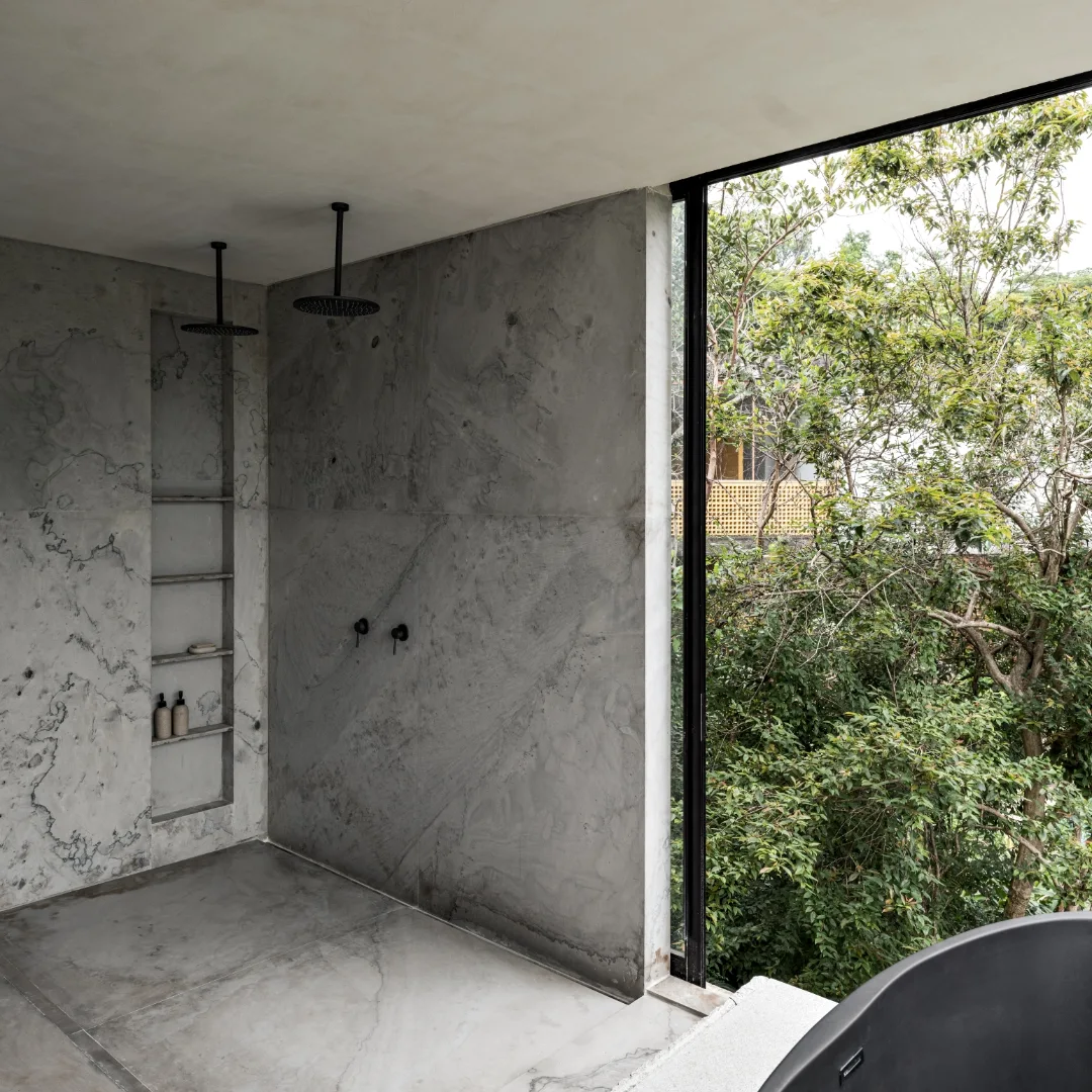 Elegância esculpida pela natureza.A pedra natural transforma esta Suíte Master em um espaço de -2