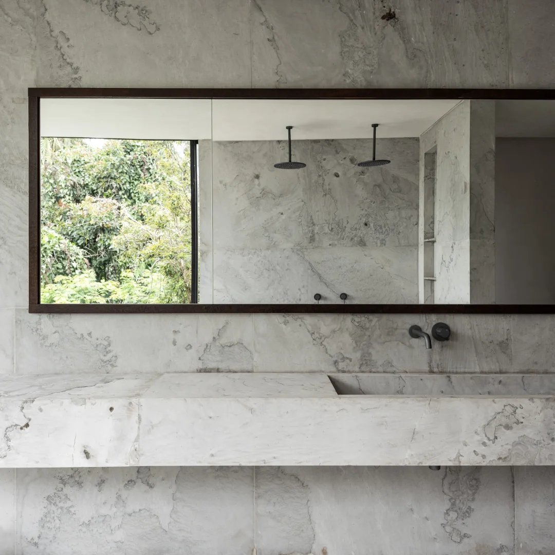 Elegância esculpida pela natureza.A pedra natural transforma esta Suíte Master em um espaço de -3