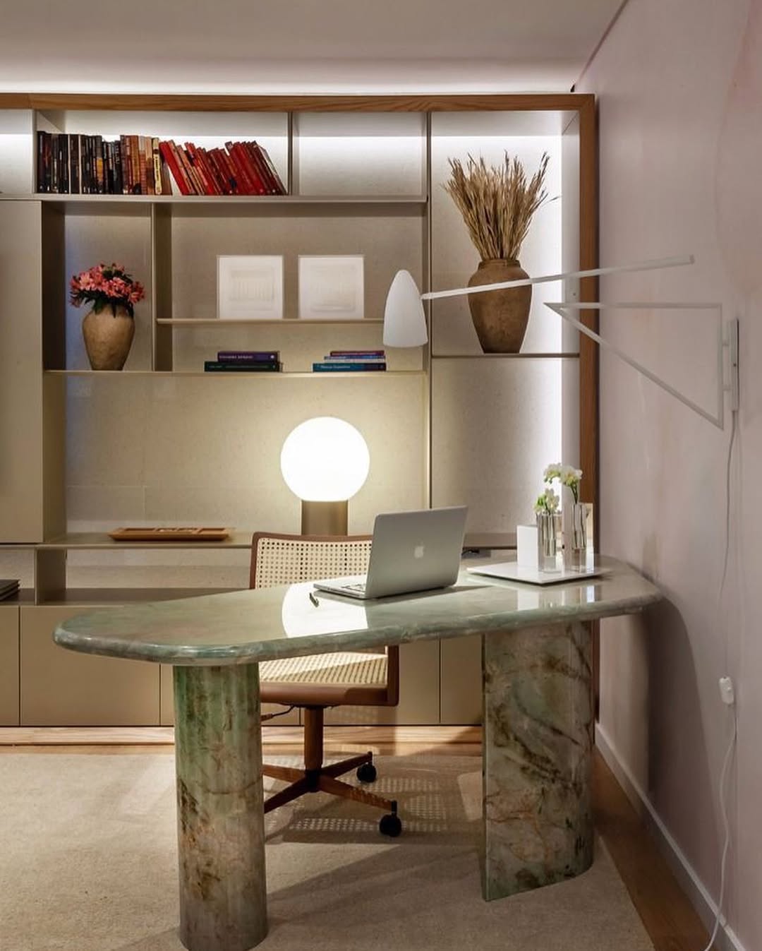 Mesa confeccionada para o espaco Casacor 2021 em Quartzito Cristal Jadore. Projetada e pensad1